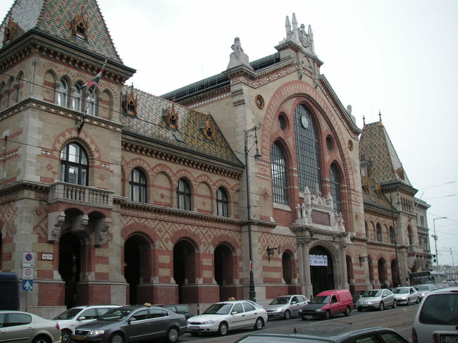 来ました。お決まりの市場。<br />モザイク柄が味が王宮のマーチャーシュ教会の屋根を思い出させる。