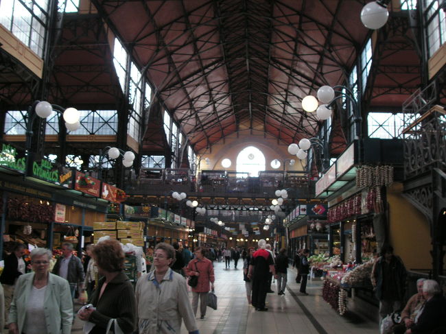 内部は１階が食料品で２階が回廊のようになっていて<br />刺繍やレースなどのお土産品と食事ができる売店？がある。お土産ちょっとしたお土産はここで買った方が少し安い気がします。