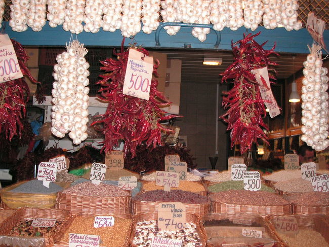 パプリカ屋さんがたくさん並んでいます。<br />辛さもいろいろ、種類もいろいろあり迷います。<br />可愛らしいパプリカのイラスト入りの物から高級なものまで揃ってます。