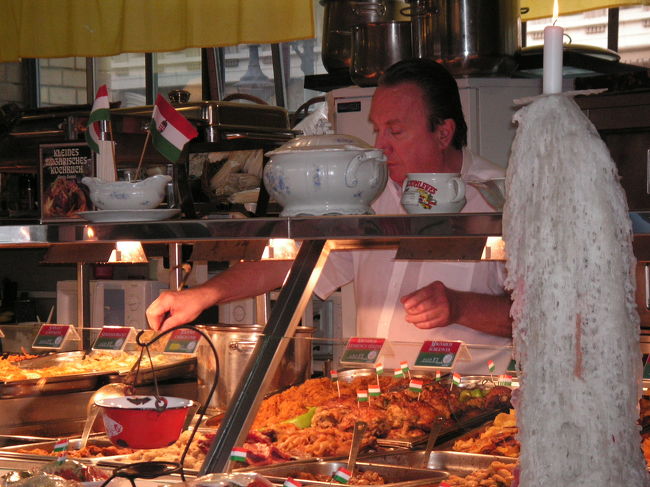 お惣菜屋のちょっと無愛想なおじさん。<br />でもここが一番人気のよう。