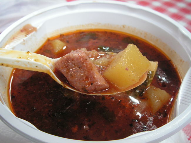 昼もグラーシュ。ちょっと辛めのものをチョイス。<br />美味しいです。<br />２階の食事エリアはお惣菜屋さんが並んでいてそこでランチセットみたいな感じでいくつかお惣菜を選んでショーとパスタに添えるものからスープ・サラダ・パンなど選ぶことができます。<br />目移りしてしまいます。