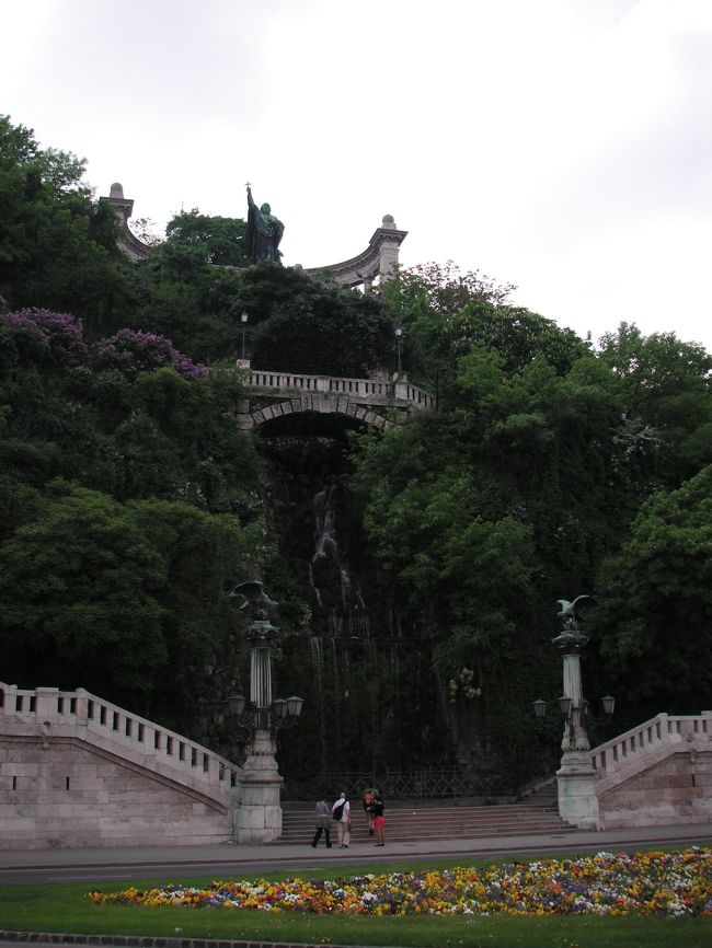 ゲッレールトの丘<br />標高２３５Mの丘に登る。高いところ、教会の上に必ず登る私たちとしては登らずにはいられない。<br />疲労が溜まってきている私たちにはちょっとキツイと思いながらさあ出発。上り口にはきれいな滝がお迎え。