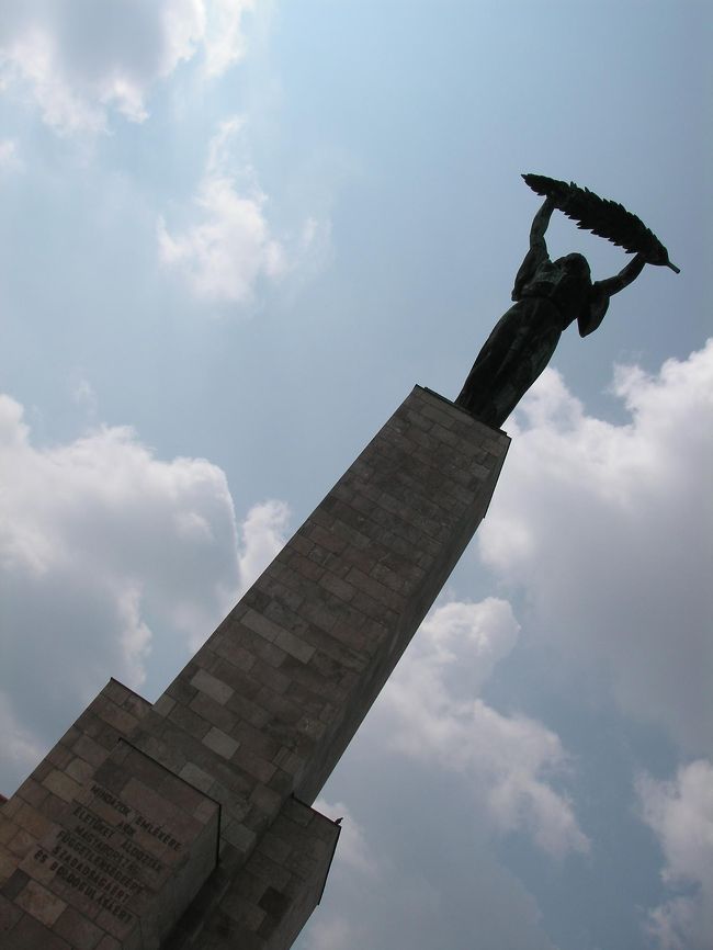 展望台に着きました。真下から見上げる銅像はかなり大きく力強い。青空とのぴったりである。