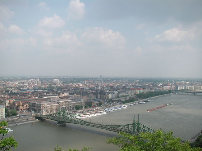 頑張って登った甲斐のある景色。<br />ドナウ川のゆったりとした流れと対岸の街並み、青空。癒されます。