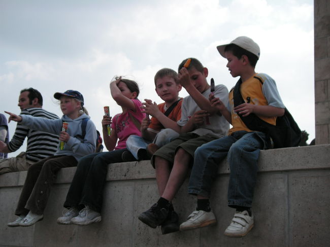 遠足か社会科見学で着ていたような子供たち。<br />アイスを食べながら景色を見ながら楽しいそう。<br />この日は暑くアイスを食べたくなる気持ちはわかります。。またまた寝台列車での移動になるのでこの丘を下ったところにある。ゲッレールト温泉へ！<br />ハンガリーに来た理由。それはヨーロッパの温泉に入ること。それなのに館内は撮影禁止。当たり前か…と思いながらも外観も撮影し忘れた。<br />日本の温泉と大きな違いは水着着用。温度が低く温水プールのようです。館内は趣がありスーパー銭湯のようにいくつか温度で分かれていてシャワーの圧が違うものがあったりします。温度が低いので日本人には物足りないかと思われます。水着着用ですが地元のおばあちゃん、おばさんは裸で入ってます。洗い場はシャワーで洗うものは持参しないと無いので要注意。<br />更衣室はやはり日本と違い個室になっていて係りのおばさんに鍵をもらって入り荷物を置きくようになってました。思い出そうとしますがハンガリー式銭湯はイマイチ分からずでした。韓国ともまた違います。