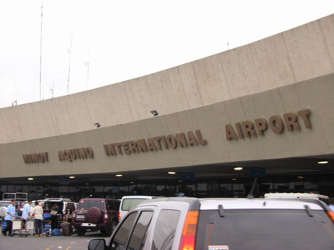 マニラのニノイ・アキノ国際空港です。<br />中はやや薄暗く、バンコクの旧国際空港（ドンムアン空港）に似ている雰囲気です。ただし、規模はドンムアン空港の半分くらいでしょうか。<br />市内まで出るには、高架鉄道のエドゥサ駅＆タフトアベニュー駅までタクシーで行って、そこから、エルミタ、マカティ、ケソンに出るのが経済的でしょう。空港到着後のチケットタクシーではエドゥサ駅まで350ペソでした。空港に向かうときも逆ルートでよいのですが、流しのタクシーで２００ペソ払いました。値下げ交渉しましたが、クリスマスだからということでこれが限界でした。