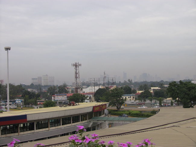 ニノイ・アキノ国際空港からエルミタ方面を臨む。<br />奥の方に高層ビル（というかほとんどホテル）が見えます。