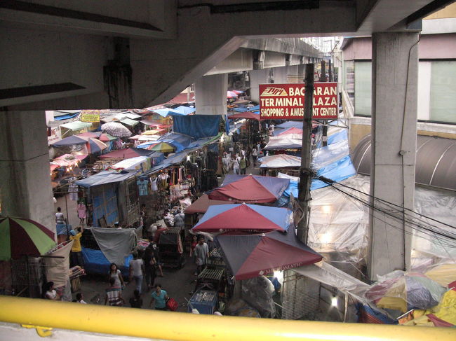 ここは高架鉄道のバクララン駅の下です。<br />ニノイ・アキノ国際空港からは一番近い駅ですが、ご覧のように路上は露店だらけなので、タクシーは入り込めないため、バクララン駅で下車して、タクシーに乗って空港に向かおうというのはやめたほうがよいです。エドゥサ駅＆タフトアベニュー駅まで行ったほうがよいです。
