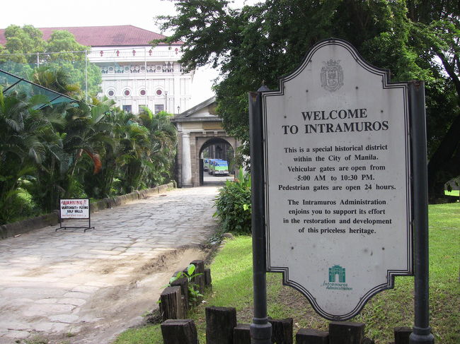 サン・オウガスチン教会などに入るには、城壁ともいうべきイントラムロスの中に入る必要があります。