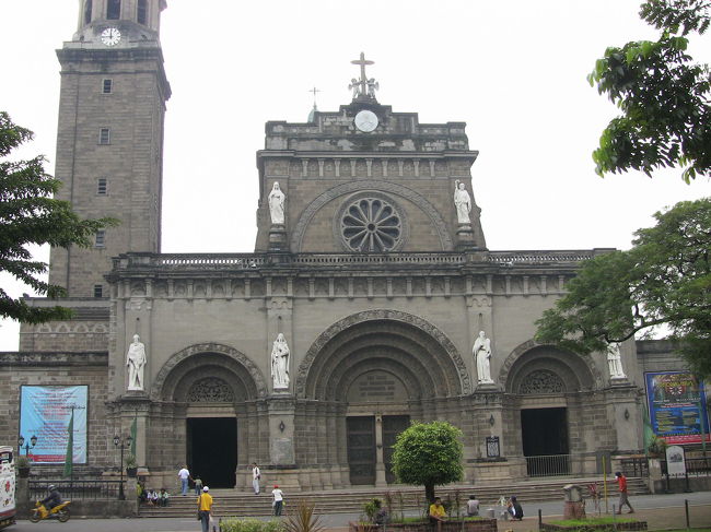 イントラムロス内部にあるマニラ大聖堂です。<br />ステンドグラスが鮮やかでサン・アウガスチン教会よりは、華やかな印象がありました。