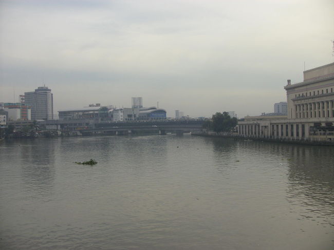 パッシグ川の橋上からカリエド駅方面を臨む。
