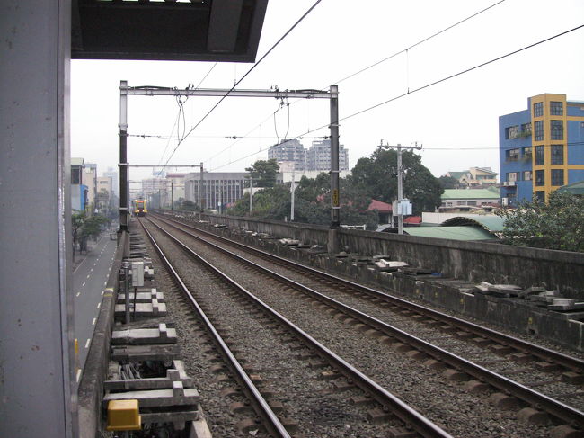 高架鉄道です。右側通行なので、日本とは逆です。
