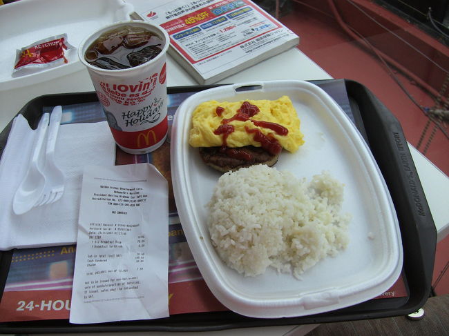 これはマクドナルドの朝マック？です。<br />ライスに、オムレツ、ハンバーグ、ソフトドリンクで７０ペソと牛丼１杯とほぼ同額です。