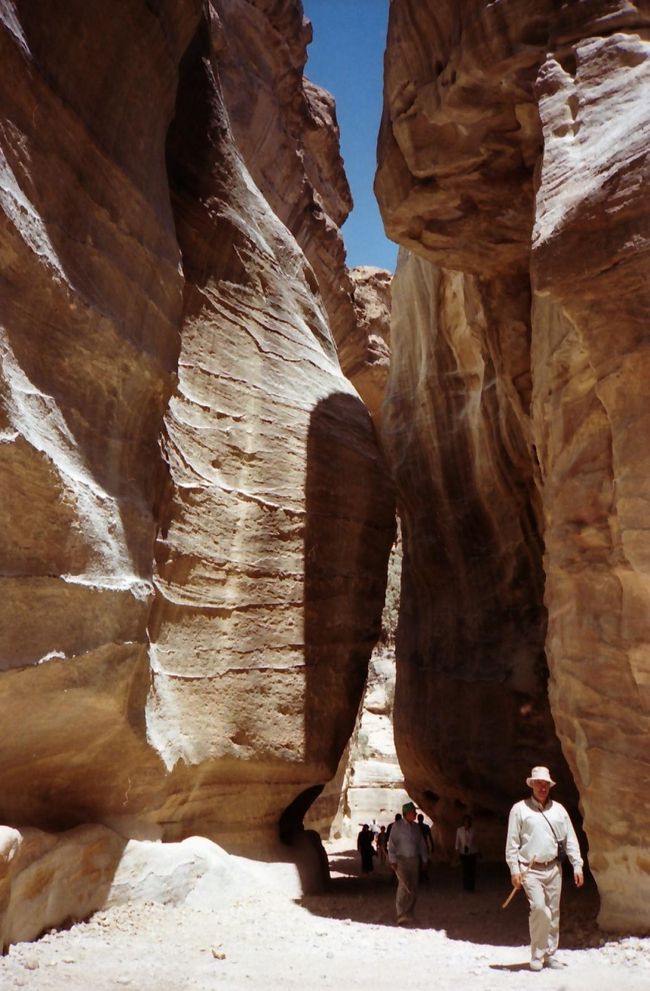 シクは幅が細くなったり<br />広くなったりしながら１.５?程続く。<br /><br />岩に囲まれて歩く道のりはとてもドラマチック。<br />進むにつれ岩山は、<br />どんな表情を見せてくれるのだろうか。<br /><br />そして綺麗なピンクやイエローの岩の層は<br />エル・ハズネへのプロローグ。<br />