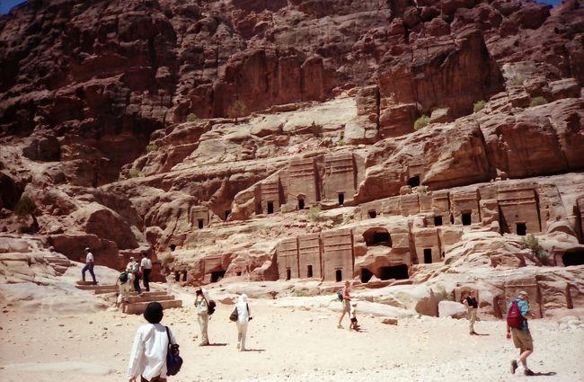 王家の墓。<br /><br />ここから岩山の上にある犠牲祭壇へ向かいます。