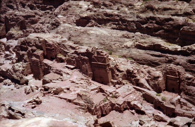 犠牲祭壇より岩窟墓群。