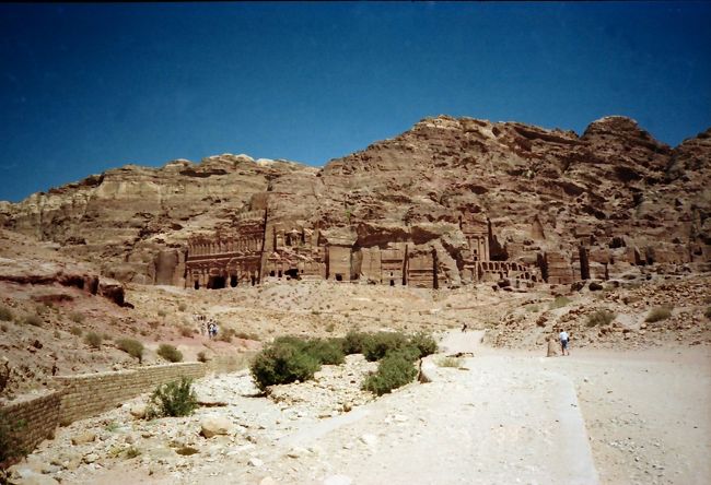 同じく北の壁と岩窟墓群。