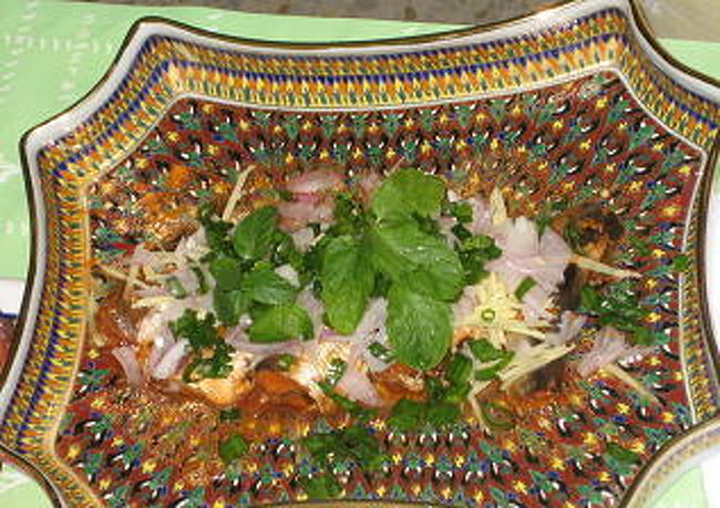 ソースをかけまわすだけ。<br /><br />あっというまにご馳走に変身です。<br /><br /><br />お皿はタイのベンジャロン焼きです。