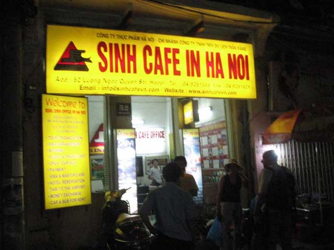 夜の旧市街を買い物がてら散歩に出る。<br />カメリア４ホテルの側には、外国人向けのツアー会社が多い。<br />シンカフェもその一つ。<br />大手なので、おすすめ。<br />そして、安い。昼夜バックパッカーが入ってゆく。