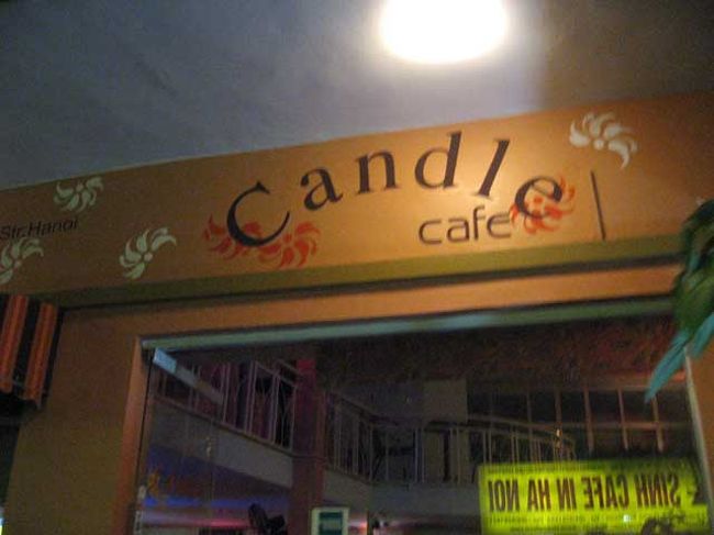 ルオンゴックイン通りには、安宿（ミニホテル）が多いので、外国人向けのカフェが沢山ある。<br /><br />キャンドルカフェ。薄暗い。<br />特にロウソクは灯っていなかった。<br />比較的空いていた。