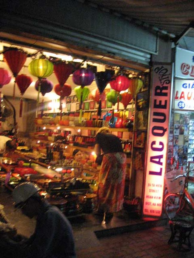 一軒のラッカーショップに寄った。