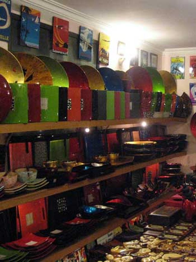 色とりどりのラッカー製品が並んでいる。<br />その名も「ラッカーストアー」。<br />私も１コ花生けを買った。値切って６万ドン。<br />お姉さんは、英語が通じる。<br />