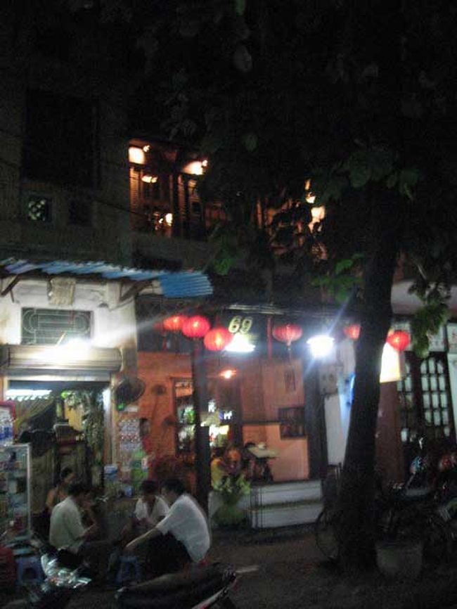 昨晩寄った、６９バー。<br />小さいが趣のある建物。