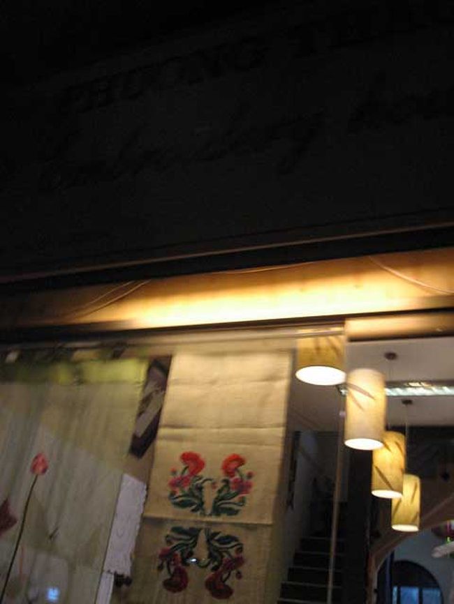 エンブロイヤーズハウス。<br />シルクや、布製品の店。<br />外国人向けなので、値段設定はどれも高めだけど、質は良い。<br />もちろん英語が良く通じる。値引きはしてくれなかった。<br /><br />私はここで、セパレートの、下着ケースを６ドルで買った。