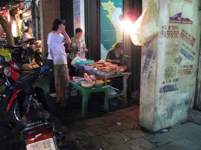 街角の総菜や。<br />近所の主婦の人達が、今晩のおかずを買いに来ているようだった。