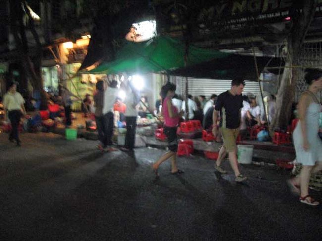 夜の路上も賑やか。<br />ベトナム人も、日本人も、ヨーロピアンも、様々な人が歩いている。
