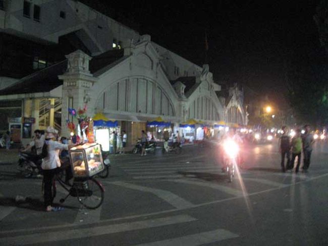 夜のドンスアン市場。