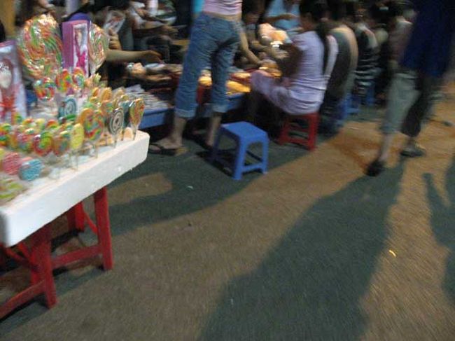 夜のドンスアン市場周辺は、ナイトマーケットが開かれていて、色んな物が売られていて賑やかだ。<br /><br />見ると懐かしくなるペロペロキャンディも売られていた。