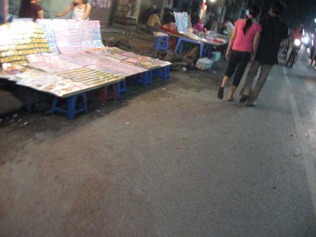 ちいさなアクセサリー（ヘアピンやバレッタ）など女性の装飾品のお店もでていた。