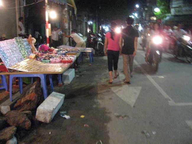 露店の数はすくないが、ナイトマーケットは、異国情緒が漂っていて、いいなぁ。。。と思う。