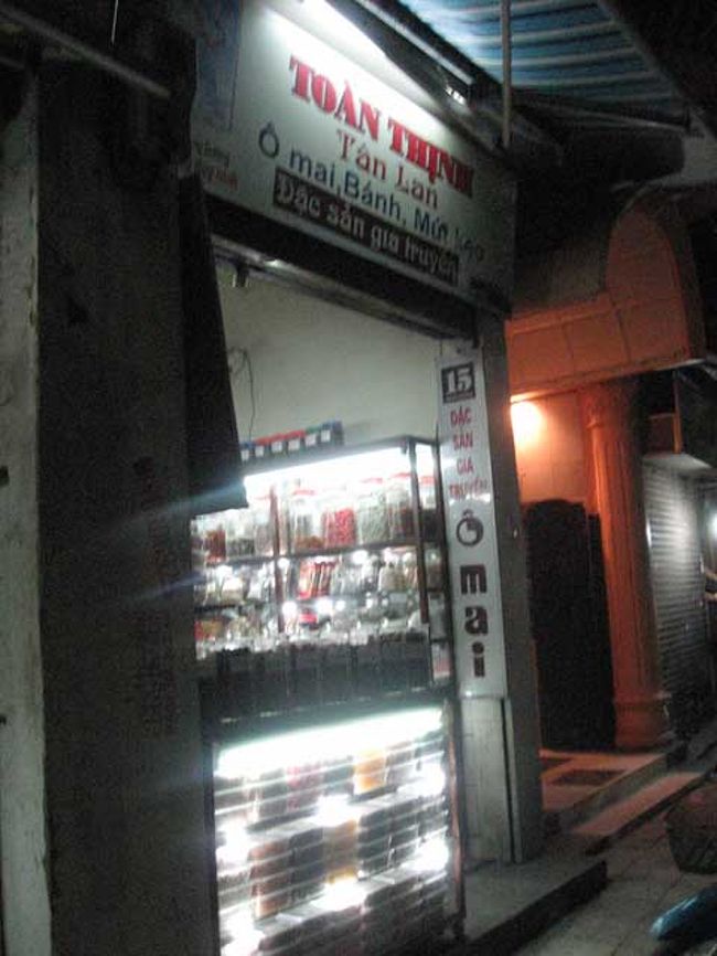 果物などを砂糖漬けにしたお菓子の店。<br />ベトナムの女性はこういうドライフルーツが好きらしい。お茶にはかかせないそうだ。<br />