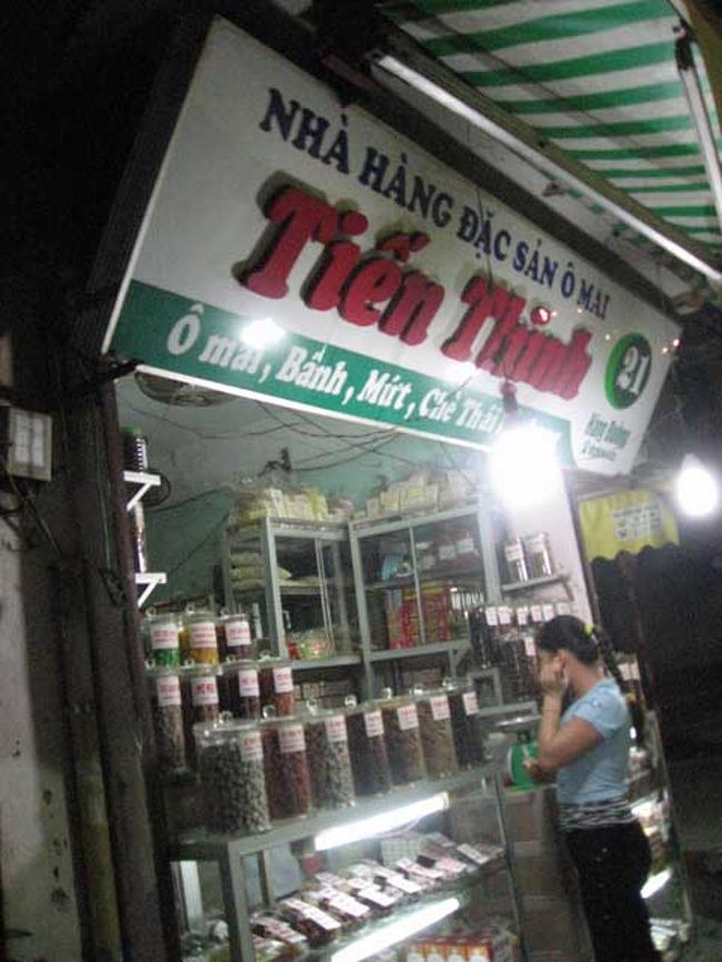 地元の女の子が熱心にお菓子を選んでいた。<br />瓶に詰められて並んでいるお菓子が、ワクワクさせる。<br />