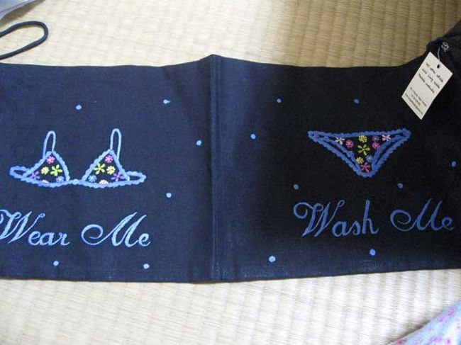 エンブロイヤーズハウスで買った、下着ケース。<br />刺繍がされ、着てあるものと、これから着るものが分けられる。中は、つるつるした化繊の素材になっていて、汚れ物を入れるのに、適している。