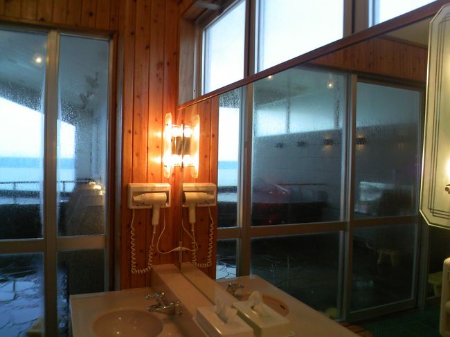 ドライヤーが備え付けてあるので便利だ。