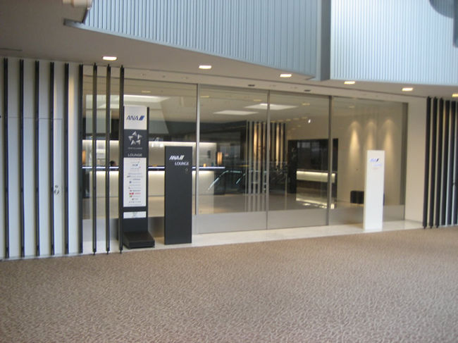 搭乗開始まで1時間以上あったので、ラウンジでノンビリと時間を潰しておりました。<br /><br />免税店に行こうかと思ったのですが、特にほしいものも無いのでラウンジへ直行です。