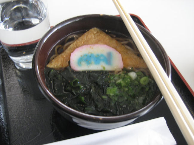 お約束のそば。<br />朝ごはんです。<br />あっ、ANAのロゴはコーポレートカラー！<br />着色料使ってるぜ！という色です(笑)
