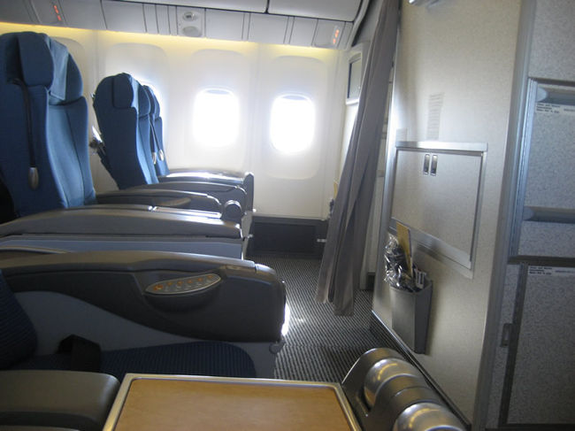 今回確保した席は、Club ANA Asia(2-1-2配列)の1G。最前列右の窓側です。国内線や、エコノミーの場合はトイレに行きづらいので通路側の席を選択しますが、今回は人生初のビジネスだし、シートピッチも広いので、当然窓側席確保です。結局、搭乗後も横1列誰もいませんでした。<br />