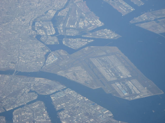 眼下に羽田空港が見えてきました。この日は天気も良く、飛行機が滑走路に移動しているのもはっきり見えました。