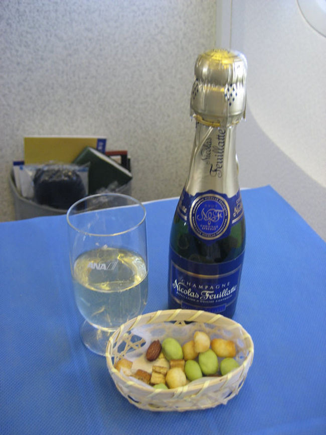 機内で楽しみにしていたイベントの一つ。<br />ウェルカムドリンクです。<br /><br />酒は飲めるが、強くない。<br />機内で飲むと、酔いがまわるのが早い。<br />台湾まで3時間とちょっと。<br /><br />だから？<br /><br />もちろん、ソフトドリンクでなくシャンパンを頼みました。<br /><br />うま〜〜〜。
