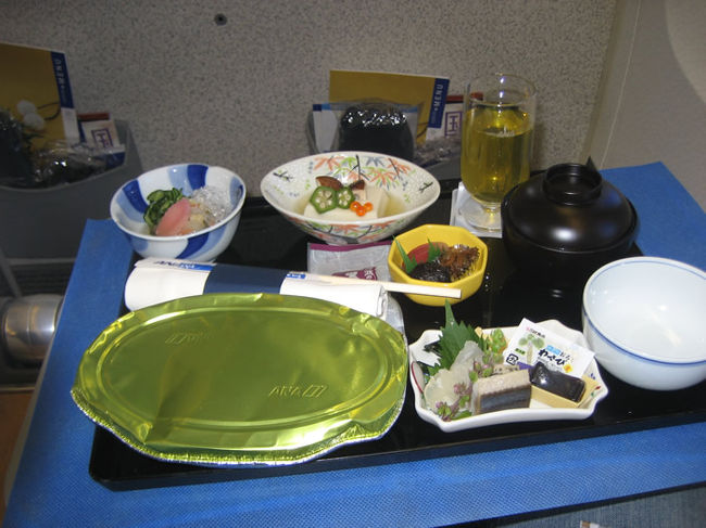 機内食です。<br />台湾に行ってまで、日本食を食べようとは思わないので帰国前での最後の和食になりました。<br /><br />この時点で、軽く酔っています・・・・(涙)<br />メインは、魚だったのですが結構美味しかったです。