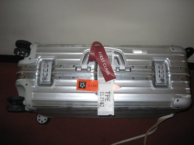 荷物もひっそりと部屋の隅に置きました。