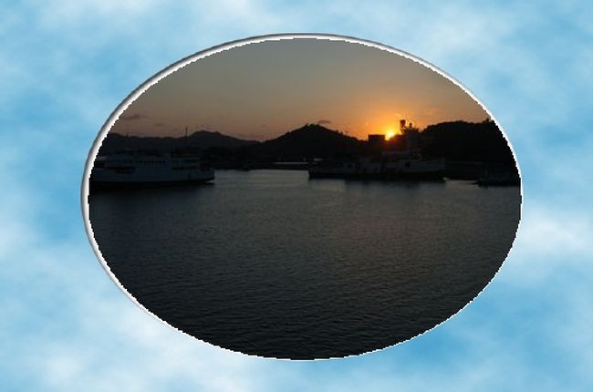 ロンボク島の浜辺に昇る太陽。