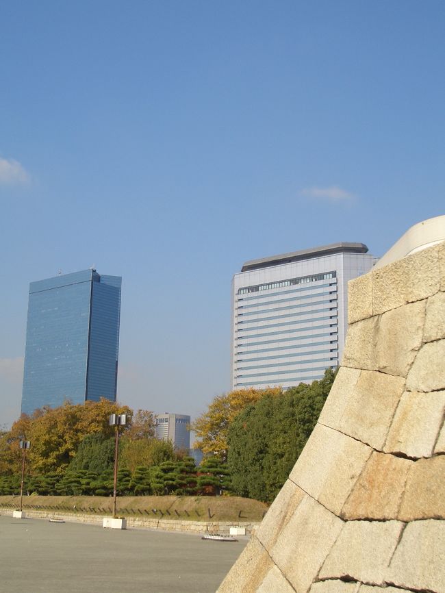 大阪城の石垣から京橋方面を見る。