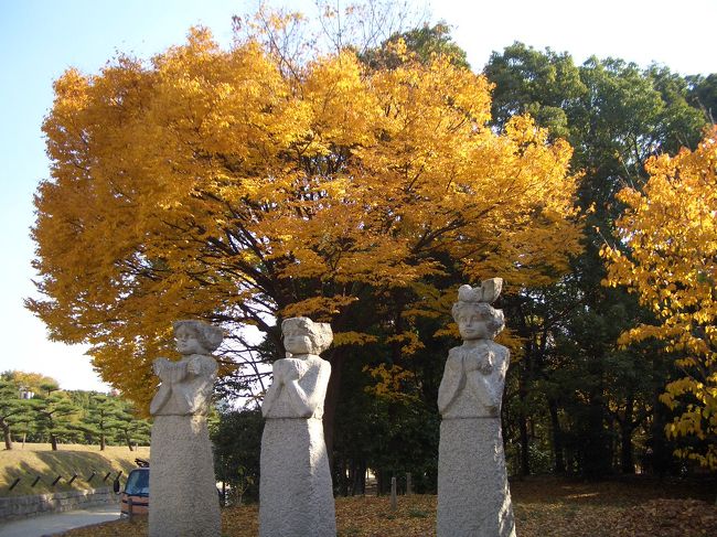 レストランの前の像。