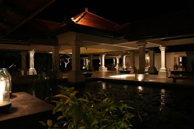 空港からJTBの送迎でグランドハイアットバリに着いたときには深夜２時頃（現地時間は１時頃）。さすがに到着の銅鑼はなく、しずかにチェックイン。チェックインはJTBの方が全部やってくれたのでソファーに座ったまま楽チンでした。