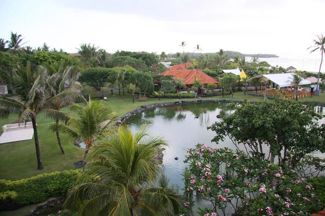 朝起きてバルコニーからの眺望。目の前には大きな池があり、アヒルや鯉がおよいでました。この写真ではみにくいですが右の方に海もばっちりきれいに見えました。
